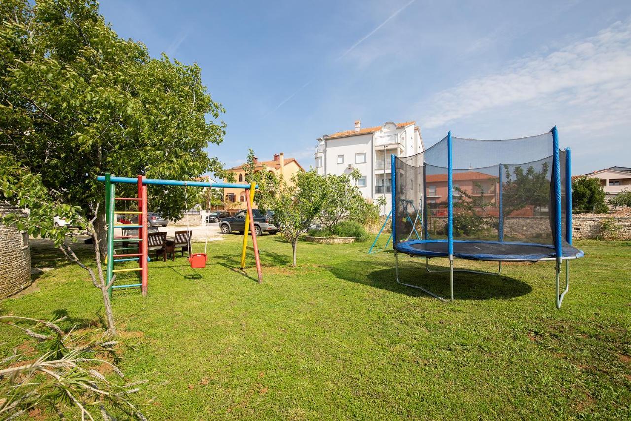 Apartments Dadic With Parking & Playground Medulin Exterior foto