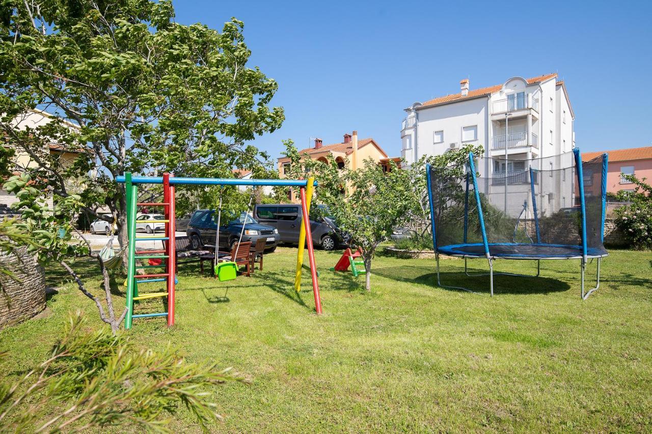 Apartments Dadic With Parking & Playground Medulin Exterior foto